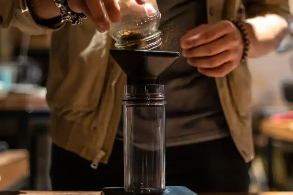 Mouture moyenne-fine idéale pour Aeropress texture sel de table